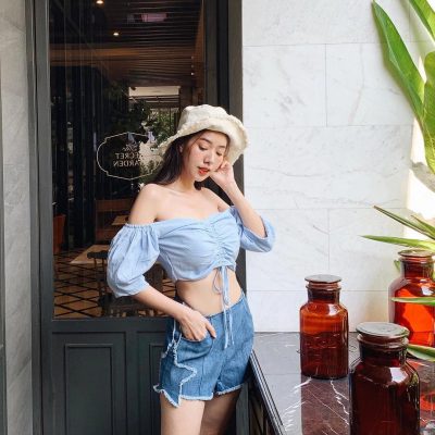 Nhẹ nhàng khoe được vòng eo con kiến với croptop 