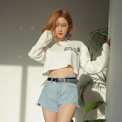 Mix đồ cho người gầy lùn không thể bỏ qua quần sooc cạp cao và áo croptop