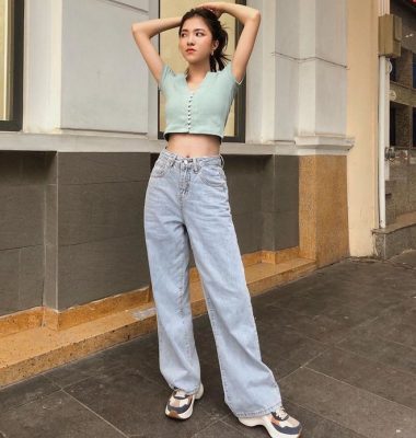 Outfit “hack dáng” với quần jean ống rộng và croptop