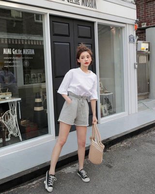 Kết hợp với quần short cho outfit trẻ trung, năng động