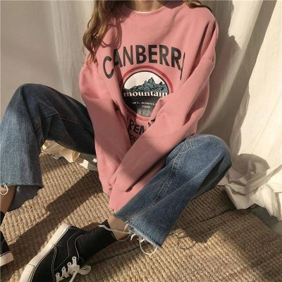 Quần jean ống rộng và sweater cho mùa lạnh