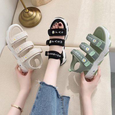 Giày sandal luôn được nhiều chị em lựa chọn sử dụng