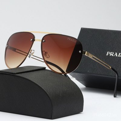 Mẫu kính râm phi công nổi tiếng của Prada 