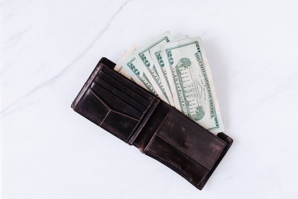 Chọn ví da: Đặt các đồ vật may mắn vào ví