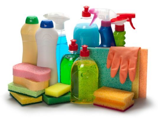 Sử dụng xà phòng và chất tẩy rửa để vệ sinh đồ da 