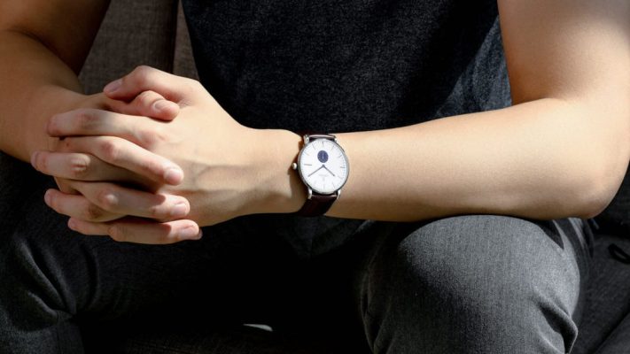 Đồng hồ da phù hợp với phong cách đơn giản
