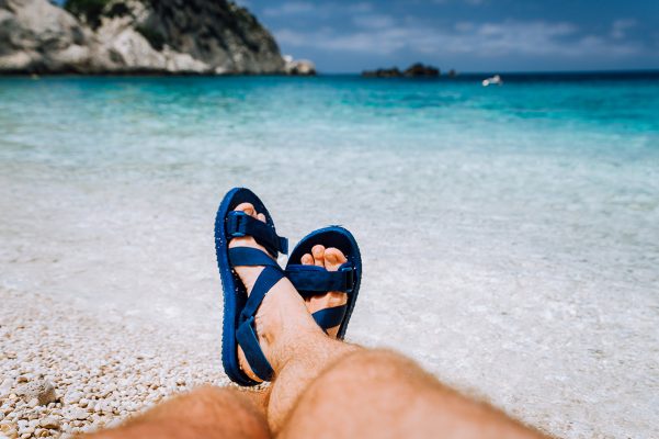 Sandal giúp bạn cảm thấy thoải mái hơn khi đi biển