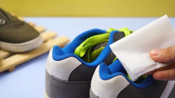 Dùng giấy mềm nhét vào bên trong giày để hút ẩm
