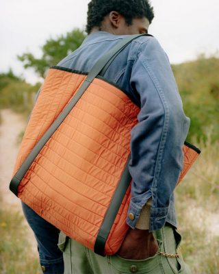 Một chiếc túi tote nam “summer item” 