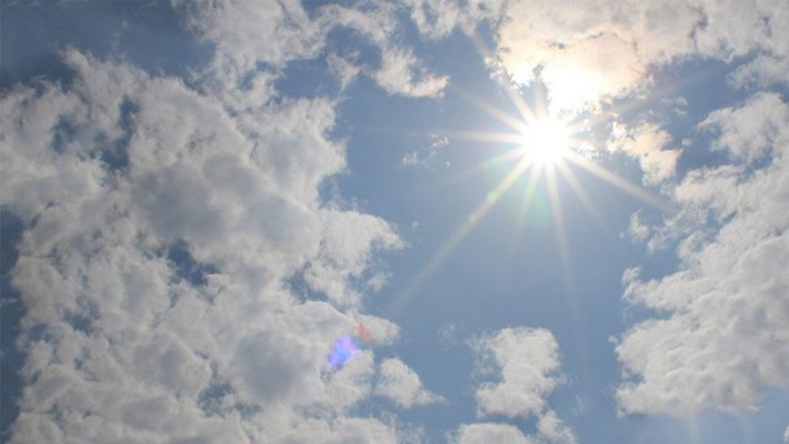 Tiếp xúc quá lâu với ánh nắng mặt trời có thể gây nổ da