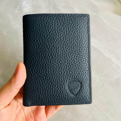 Cận cảnh ví nam da bò xanh Navy NOVIDA trên tay
