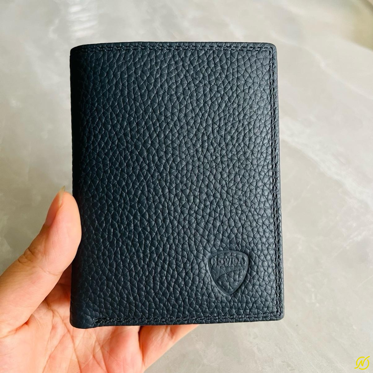 IMG_0325 Cận cảnh ví nam da bò xanh Navy NOVIDA trên tay